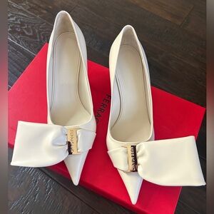 Salvatore Ferragamo Erica Size 37 cream Leather Pumps- new